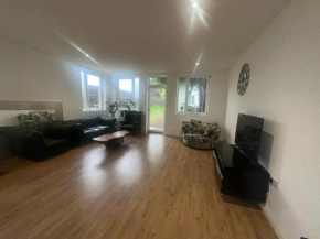 North London A spacious 7 bedroom house accommodating up to 18 people complete with own gym and table tennis